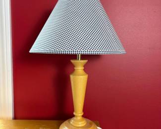 081 woodtablelampwithbluecheckeredfabr
