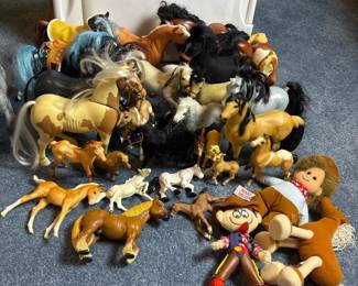 057 largelotoftoyhorsesaccessories
