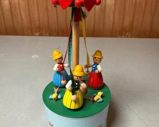 284 woodenwindupmaypolemusicbox