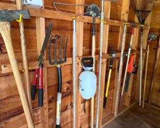 342 assortedgardentoolsshovelsrakespitc