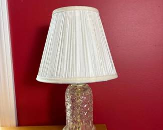 080 pressedglasstablelampwithpleatedwh