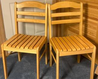 130 pairofwoodslatteddiningsidechairs