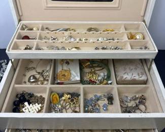 363 vintagejewelryboxwithmixedcostumej