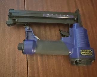 Central Pneumatic 2-in-1 Brad Nailer/Stapler