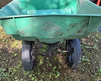 Scotts SpeedyGreen 3000 Broadcast Spreader