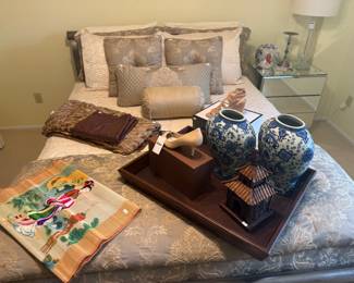 Bedding, Chinese Art, Blue & White Vases