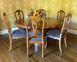 ROUND DINING TABLE 