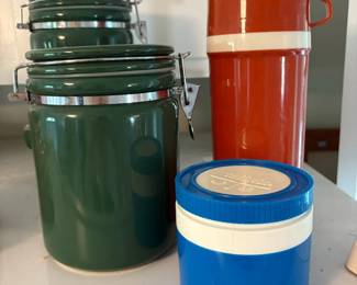 Canisters and thermos bottles