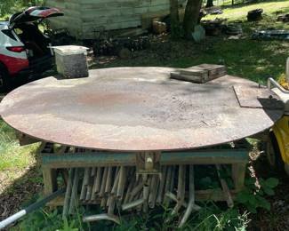 Rotating welding table