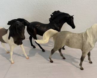 ASSORTED BREYER HORSES