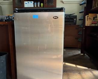 Mini refrigerator