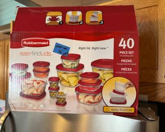 New 40 piece set of Rubbermaid set of tupperware