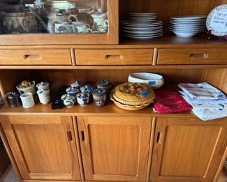 Mid-century modern china cabinet; excellent condition