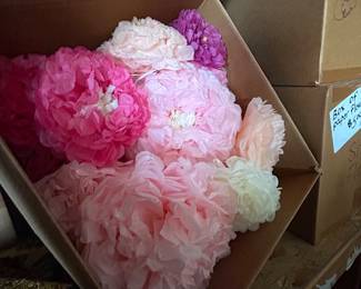 FREE TABLE-Large assortment of paper roses/flowers. 