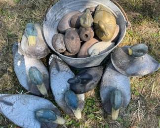 LifeLike Duck Decoys Metal Tub Of Wooden Buoys  2 Brass Ducks