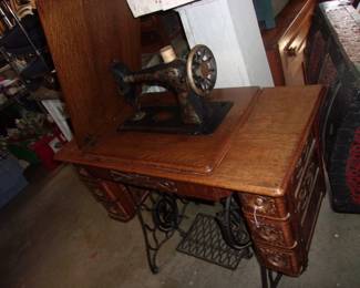 SINGER Sewing in Oak Cabinet
