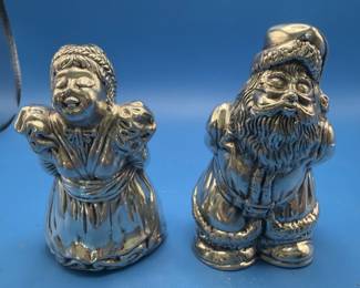 Kissing Clauses. Santa. Mrs. Claus. Salt n Pepper shakers.
