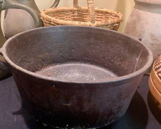 early footed cast iron cook pot