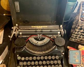 Underwood Universal Portable typewriter--mid 1930's Super Nice