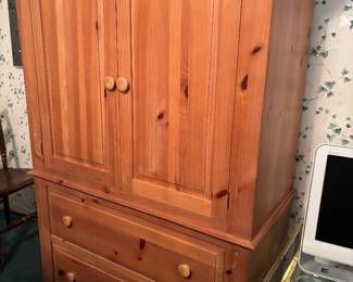 ARMOIRE WITH MATCHING QUEEN SIZE BED