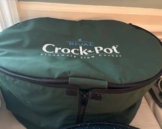 CROCK POT AND CARRIER