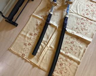 Authentic Japanese Katana sword w/black lacquer scabbard & gold fittings