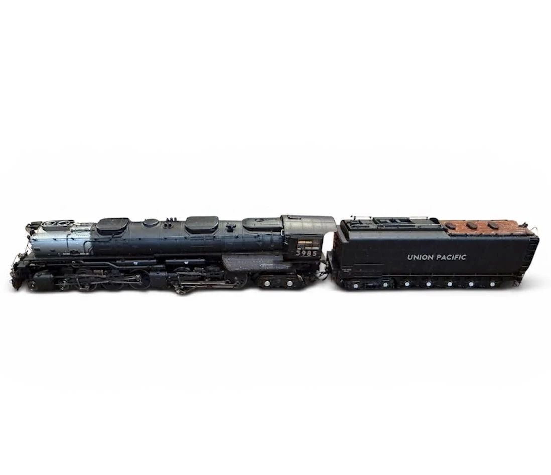 Athearn Challenger Locomotive  Tender