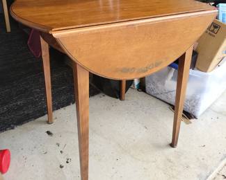 Drop leaf table