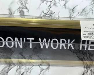 I Don't Work Here Desk Plate/Funny Desk Sign Nameplate