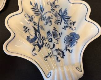Blue Onion Shell-Shaped Dish