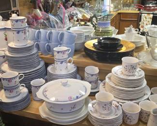 Oneida Blue Lattice Floral Pattern Porcelain Dinnerware Set