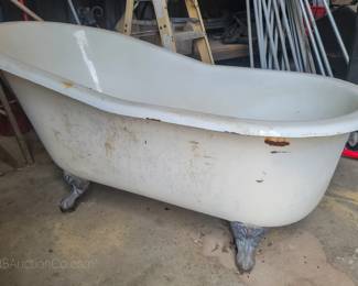 Claw foot tub
