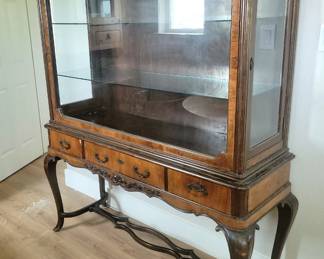 Fantastic China cabinet