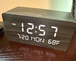 Andoolex Style W18033 Digital Alarm Clock with Wireless Charging