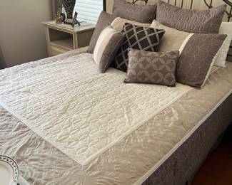QUEEN BED