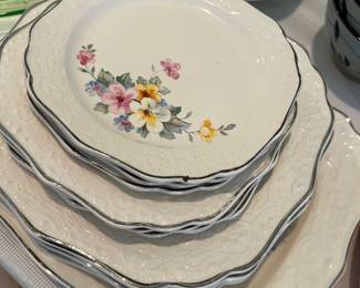 SMALL SET VINTAGE CHINA