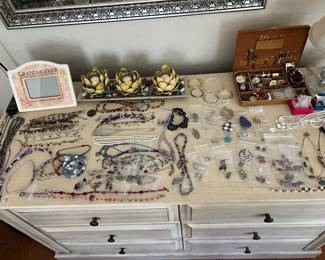 SELECTION OF COSTUME JEWELRY