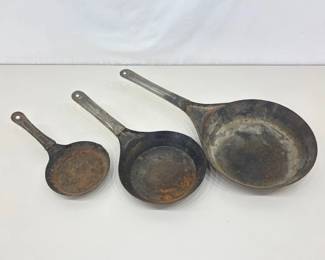 Set of 3 Antique Metal Cold Handle Cowboy Skillets/Frying Pans