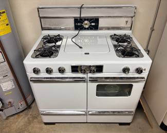 1950s Universal Gas Stove. Excellent Condition.