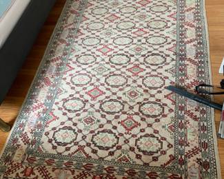 #24	Hand-Knotted Cream Rug w/medallions - 49x91	 $75.00 