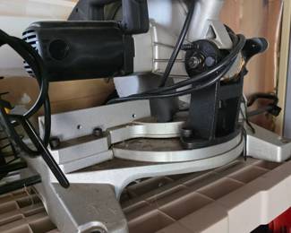              This appears to be a 10-inch compound miter saw