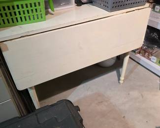 Drop-leaf table