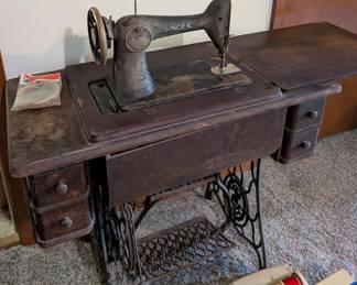 SINGER ANTIQUE SEWING MACHINE