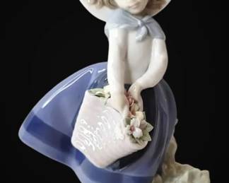Lladro Pretty Pickings Porcelain Figurine w Original Box