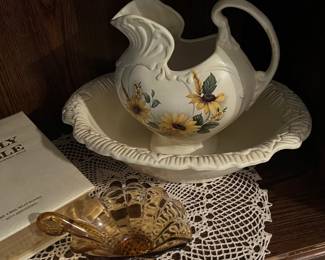 Porcelain bowl and pitcher 