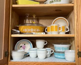 Various Pyrex casseroles 