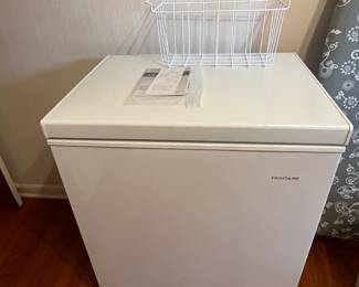 Upright freezer 