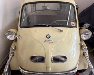 Lot #32 1958 BMW Isetta 300 Microcar – Rare BMW Bubble Car Restoration Project with Parts & Documentation - Clean Title