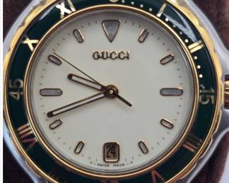 ot #157 Vintage Gucci Two-Tone Men's Wristwatch – Swiss Made Date Watch with Stainless & Gold-Tone Bracelet