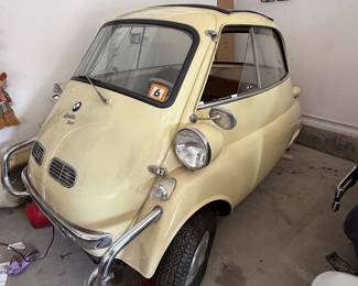 Lot #32 1958 BMW Isetta 300 Microcar – Rare BMW Bubble Car Restoration Project with Parts & Documentation - Clean Title